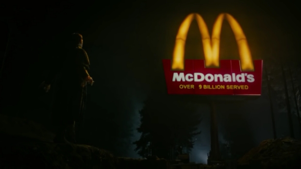 Fotogramma della scena del McDonald's dal film "Dark Shadows" del 2012.