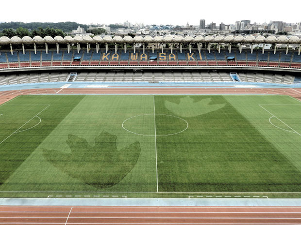 Stadio di atletica Todoroki a Kawasaki con orme di Godzilla.