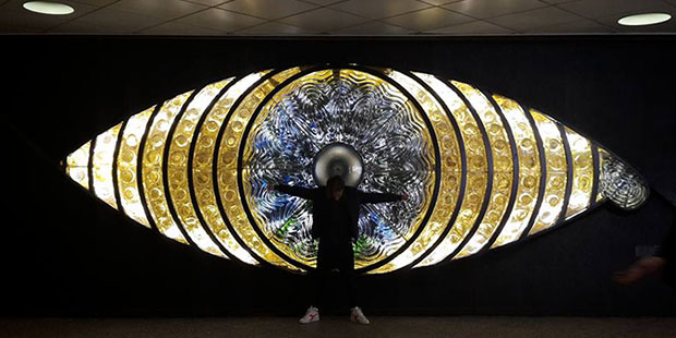 Silvio Giordano davanti a un'opera d'arte contemporanea a Tokyo.