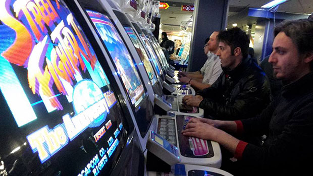 Dario Molinari e Silvio Giordano giocano a "Street Fighter II".
