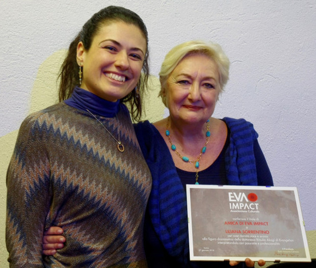 Ilaria Azzurra Caiazza consegna la targa "Amica di EVA IMPACT" a Liliana Sorrentino al Japan Day 2018.