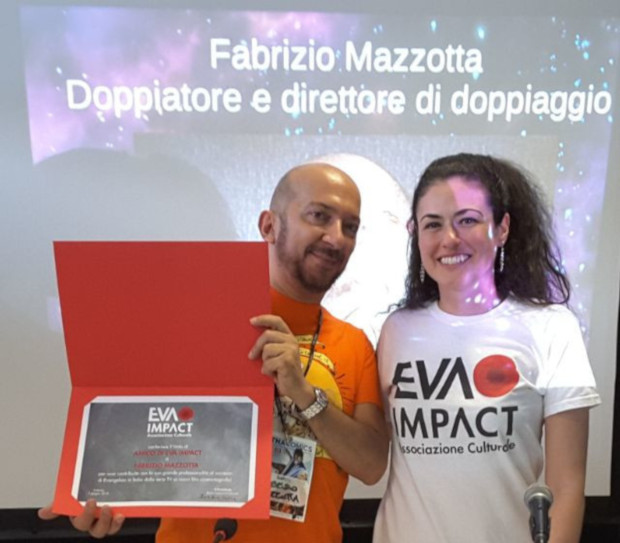 Fabrizio Mazzotta riceve il diploma "Amico di Eva Impact" da Ilaria Azzurra Caiazza a Etna Comics 2018.
