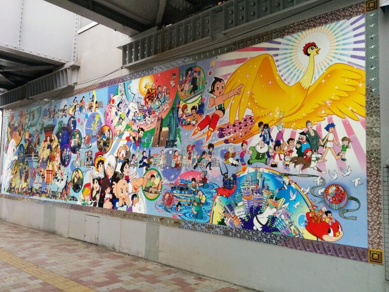 Murales dedicato a Osamu Tezuka alla stazione di Takadanobaba a Shinjuku (Tokyo).