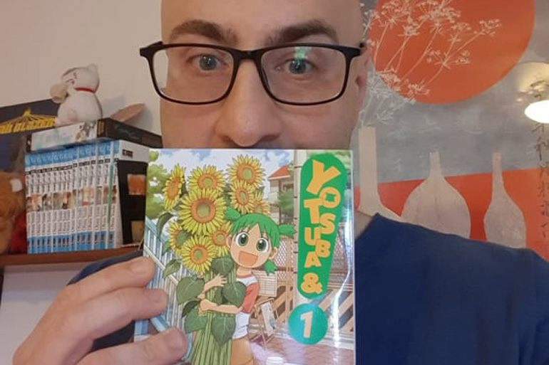 Alessandro Falciatore con una copia di "Yotsuba &!" di Kiyohiko Azuma.