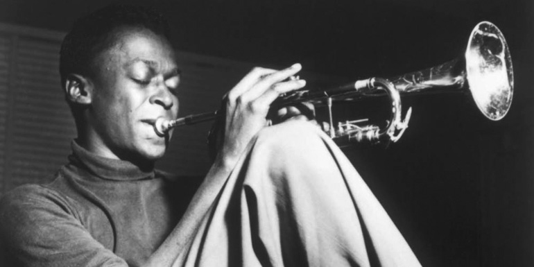 Fotografia del trombettista jazz Miles Davis.