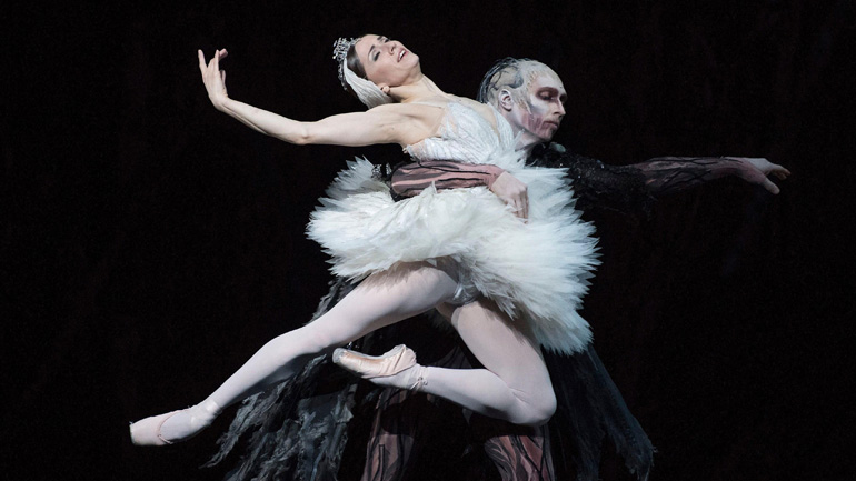 Marianela Nuñez e Bennet Gartside ne "Il lago dei cigni" messo in scena alla Royal Opera House di Londra nel 2018.