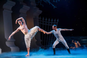Matthew Ball e Liam Mower ne "Il lago dei cigni" nella versione di Matthew Bourne messa in scena dal Royal Ballet di Londra nel 2018.