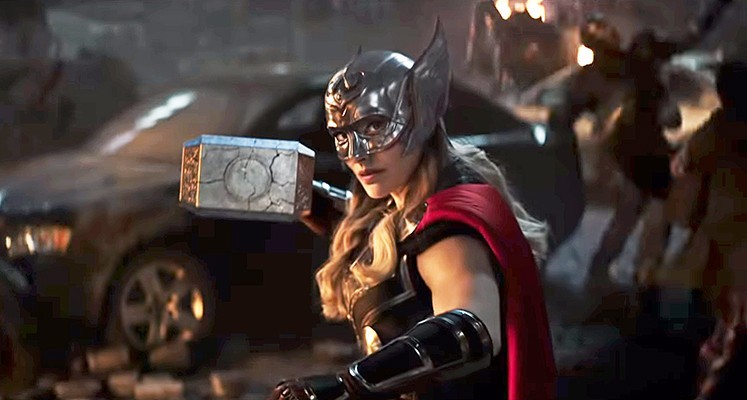 Natalie Portman interpreta la Potente Thor in Thor: Love and Thunder