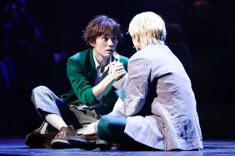 Fotografia dal musical teatrale "Il cielo azzurro di Romeo". Fonte: https://natalie.mu/stage/news/472300