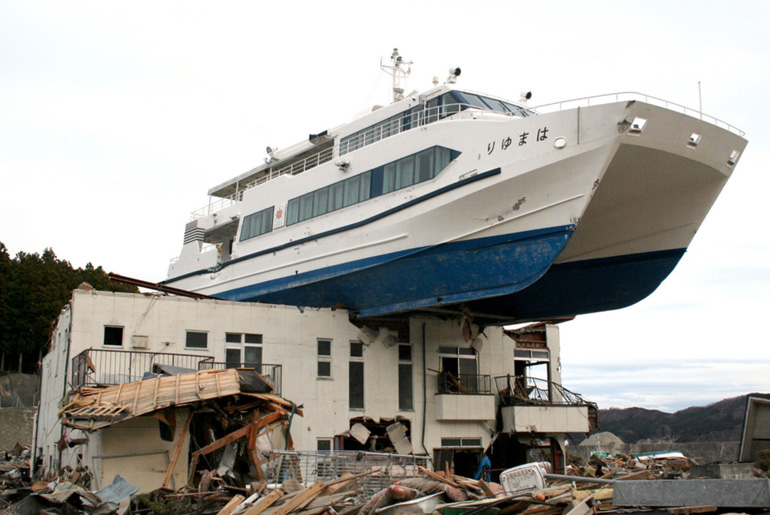 Immagine del terremoto e tsunami del Tōhoku del 2011 a Ōtsuchi (Iwate). Fonte: https://kahoku.news/articles/20200820kho000000160000c.html
