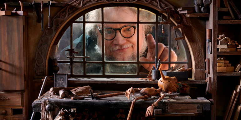 Fotografia di Guillermo del Toro sul set del film "Pinocchio di Guillermo del Toro" di Guillermo del Toro e Mark Gustafson.