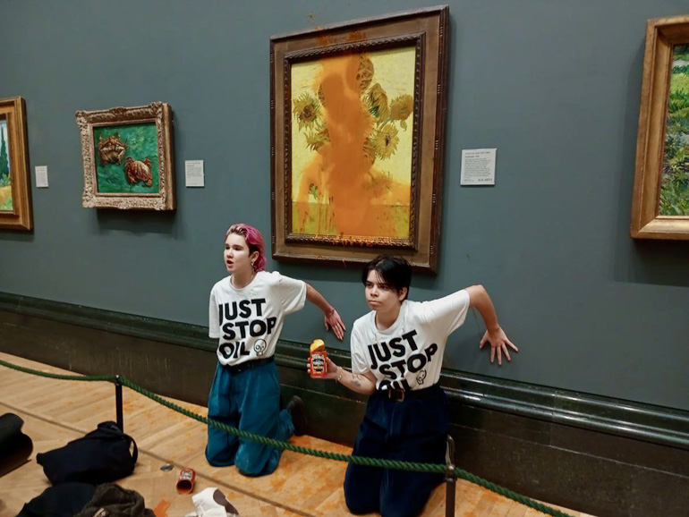 Foto dell'azione di protesta del gruppo Just Stop Oil sul dipinto "Girasoli" di Vincent van Gogh alla National Gallery di Londra il 14 ottobre 2022. Fonte: https://twitter.com/JustStop_Oil/status/1580894010134056961