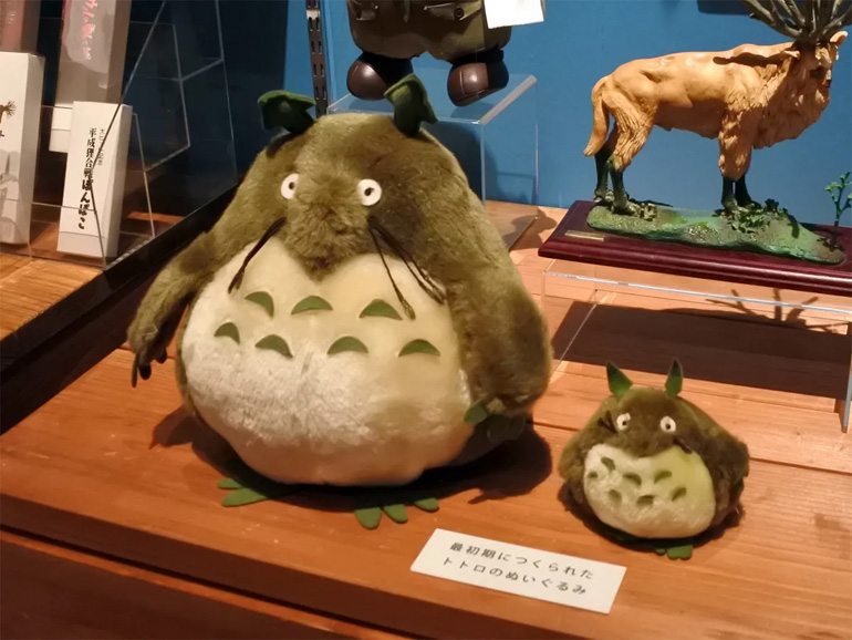 Peluche di Totoro del 1989 esposti nel Museo prefetturale d'arte di Hyōgo. Fonte: https://kobe.keizai.biz/headline/2847/
